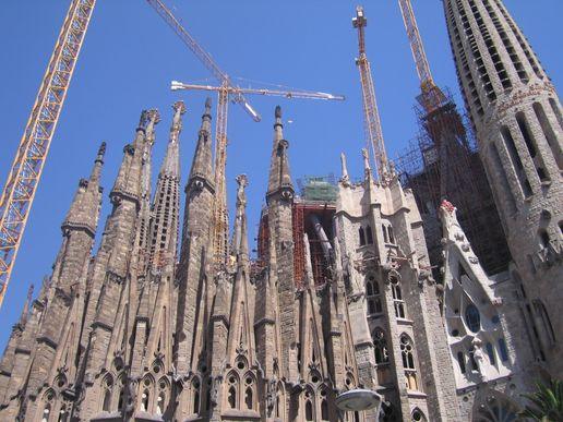 die Sagrada Familia, das bis jetzt noch unvollendete Kirchen-Bauwerk von Antoní Gaudí (1852-1926). Der Bau wurde im Jahre 1882 begonnen und es wird weiterhin mit gespendetem Geld daran gebaut.