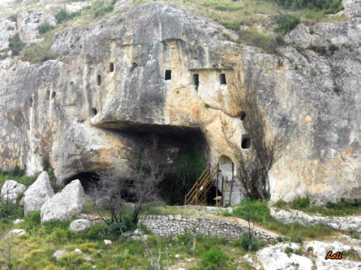 die Höhle "Cova de les finestres"