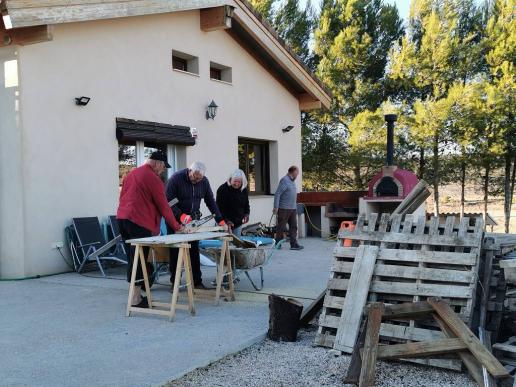 da wird fleissig Holz zersägt