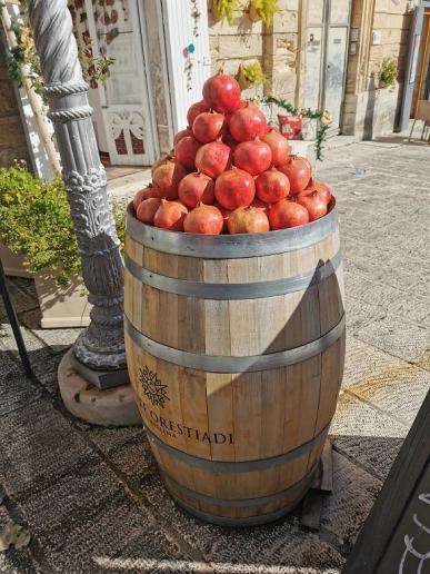 Auf dem Domplatz trinken wir jeder ein Glas Granatapfelsaft. 