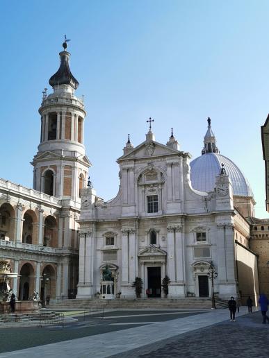 Nach dem Petersdom in Rom ist Loreto der zweitwichtigste Wallfahrtsort in Italien und einer der wichtigsten der katholischen Welt.