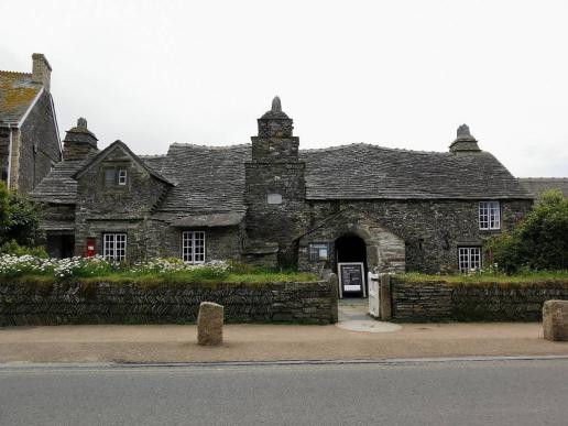 in Tintagel, das Alte Postamt, ein kleines, pittoreskes Herrenhaus aus dem 14. Jahrhundert mit gewelltem Schieferdach