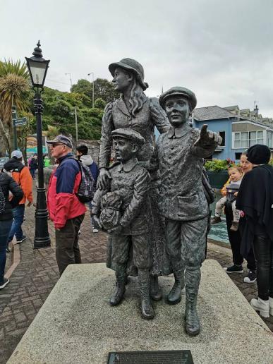 Denkmal für die Auswanderer. Die 15-jährige Annie Moore reiste am 20. Dezember 1891 zusammen mit ihren jüngeren Brüdern Philip und Anthony vom irischen Hafen Cobh (damals Queenstown) ab, um ihren Eltern in die USA nachzufolgen.