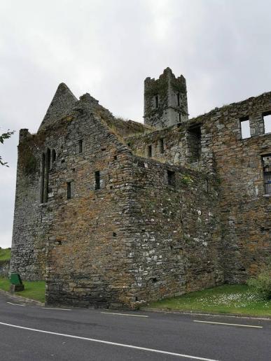 bei den Ruinen der Timoleargue Abbey