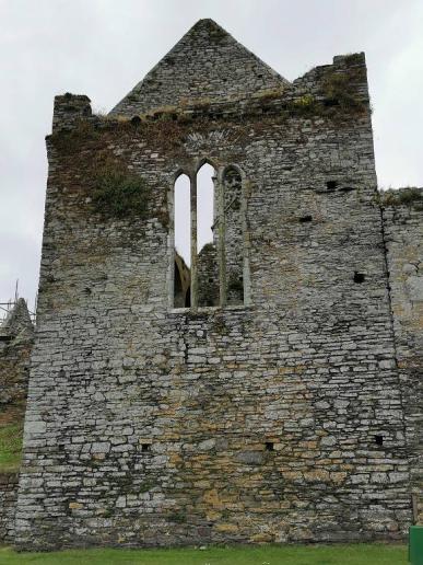 bei den Ruinen der Timoleargue Abbey