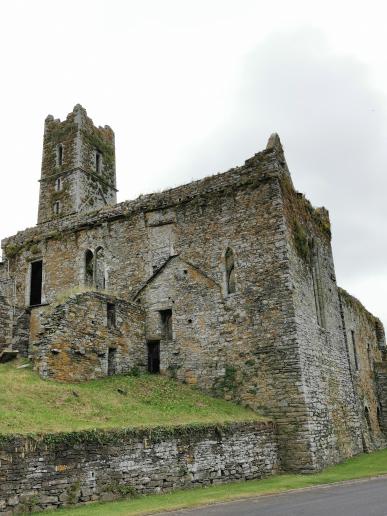 bei den Ruinen der Timoleargue Abbey