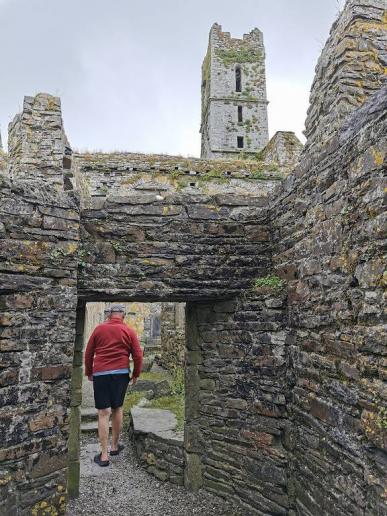 bei den Ruinen der Timoleargue Abbey