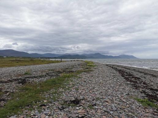 in Cromane, am steinigen Strand