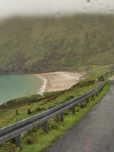  am Ende der Achill Island, es hat Nebel und regnet