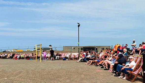 am Strand wird Bingo gespielt