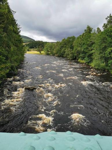 Balmoral Castle ist ein Schloss, das am Fluss Dee liegt