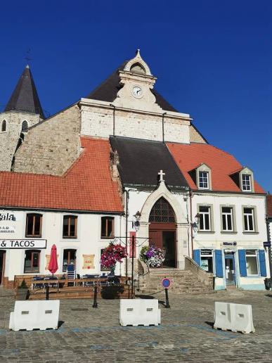 die Kirche liegt direkt naben dem Restaurant