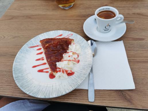 Auf dem Kirchplatz, beim Restaurant «Rull Plaça» gibt es das Dessert