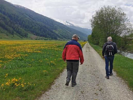 wir laufen zum Bahnhof von Oberwald