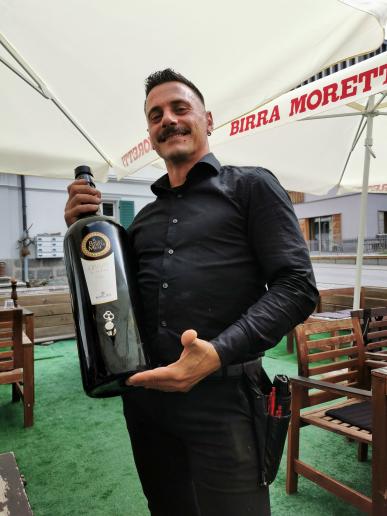 in der «Pizzeria Bergidyll», jonni mit dem Grappa-Fläschlein