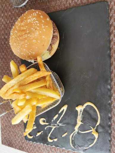 Hamburger mit Pommes Frites