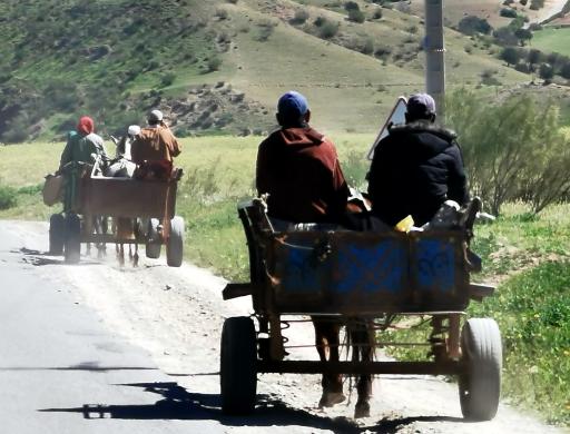 die Leute fahren nach dem Markt nach Hause