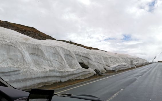 es hat noch ein bisschen Schnee