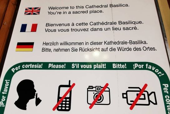 wir besuchen die Basilica, man beachte den deutschen Text!