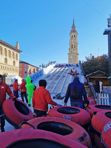 auf der Plaza el Pilar kann man sogar schlitteln